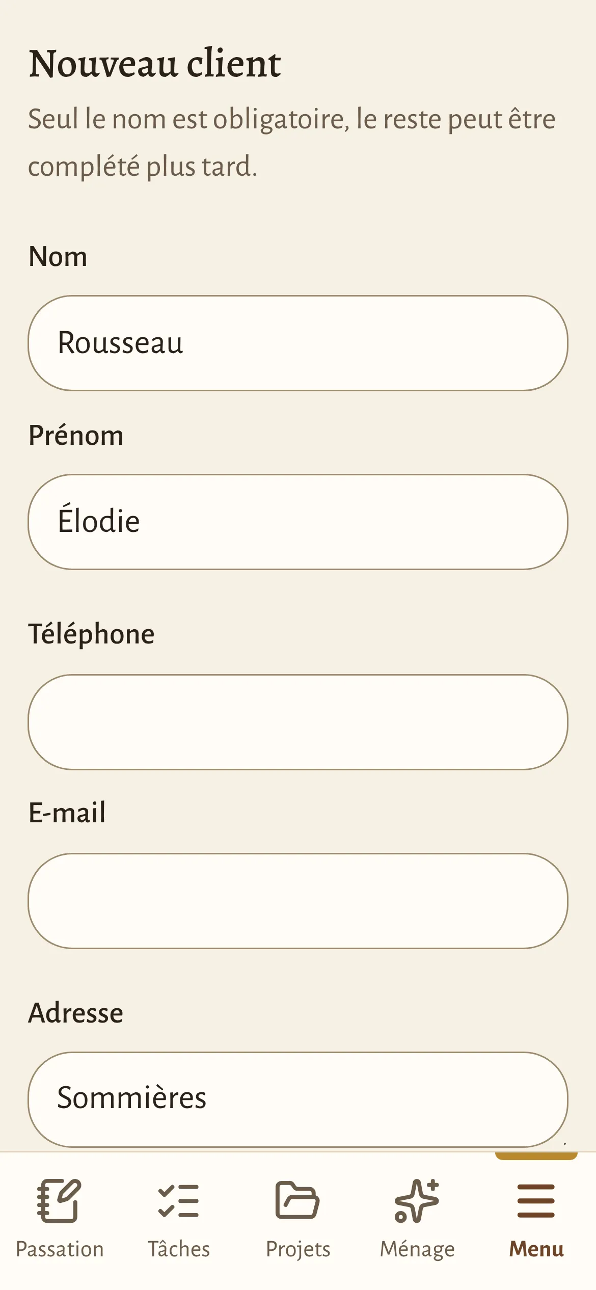 Écran du logiciel Ikatali sur téléphone : le formulaire « Nouveau client » en cours de saisie.