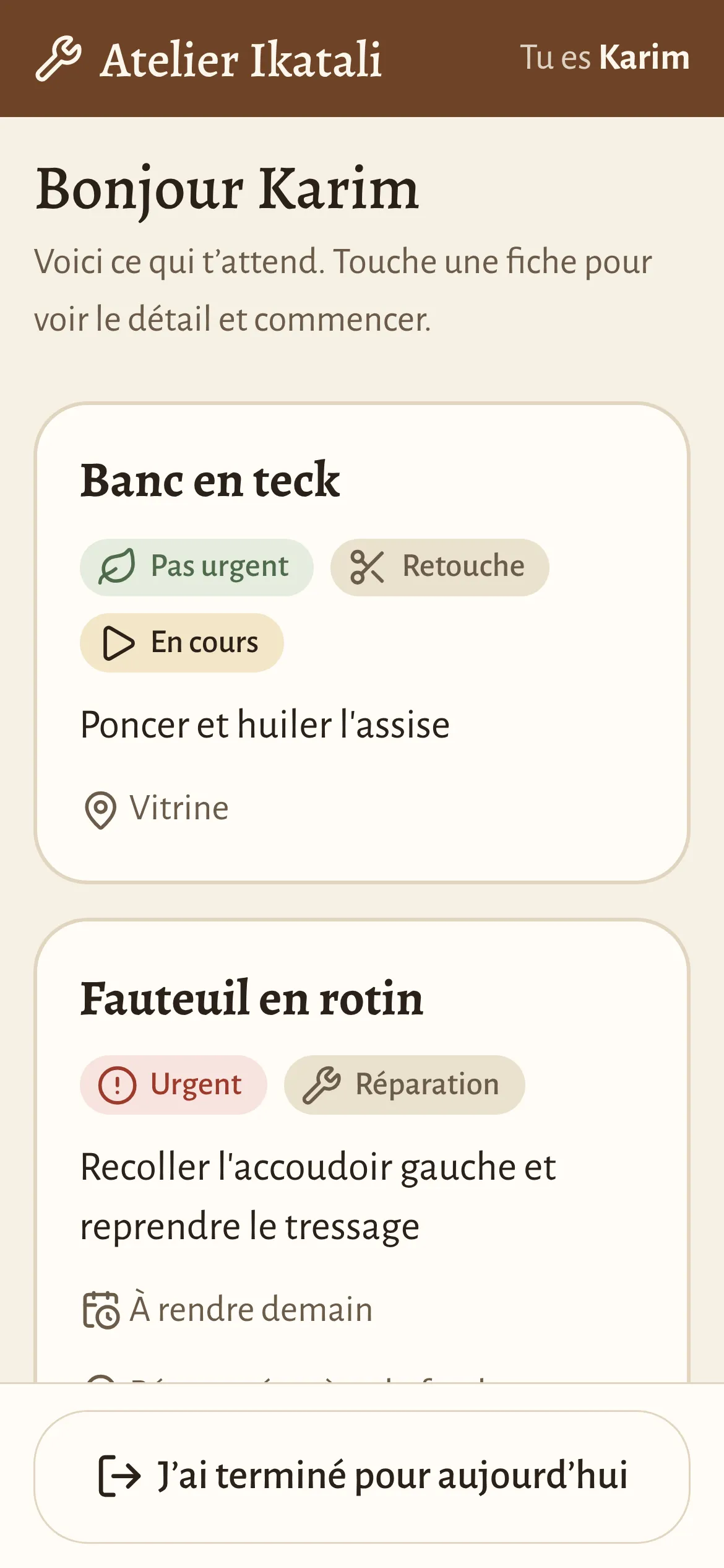 Écran du logiciel Ikatali sur téléphone : l'accueil de l'atelier, avec la liste des travaux et leur urgence.